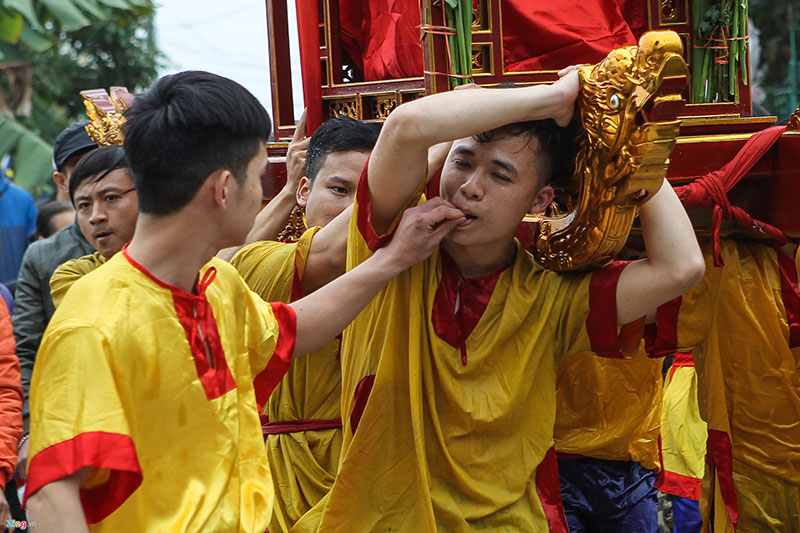 Nghi lễ rước kiệu dưới nước kỳ lạ ở Thái Bình